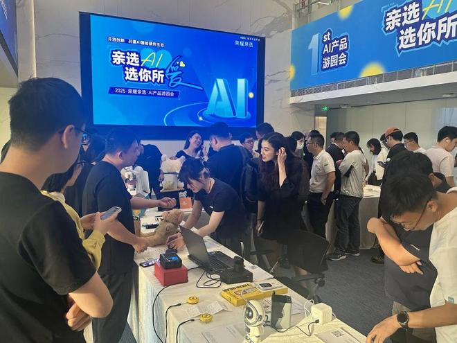 宝” AI 照明服务机器人闪耀荣耀亲选大会EVO真人平台智能家居新宠！木林森 “森(图7)